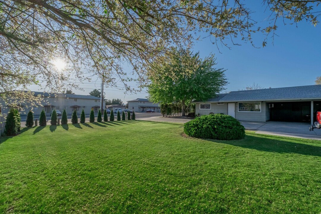 1037 Eastmont Ave-Unit -1037 in East Wenatchee, WA - Building Photo