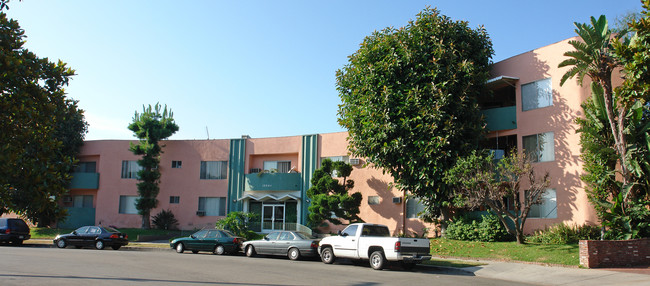 Encino Capri in Encino, CA - Foto de edificio - Building Photo