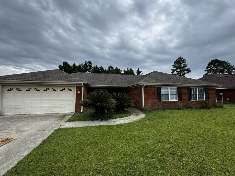 1950 Heathrow Dr in Hinesville, GA - Building Photo