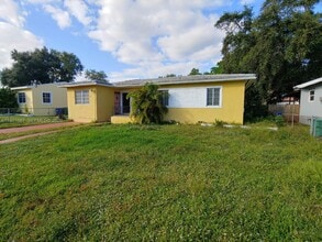 1465 NE 149th St in North Miami, FL - Building Photo - Building Photo