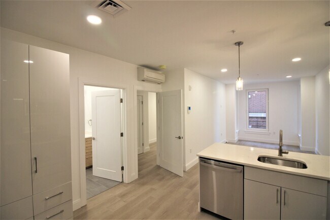 8 Newcomb St, Unit 202 in Boston, MA - Building Photo - Building Photo