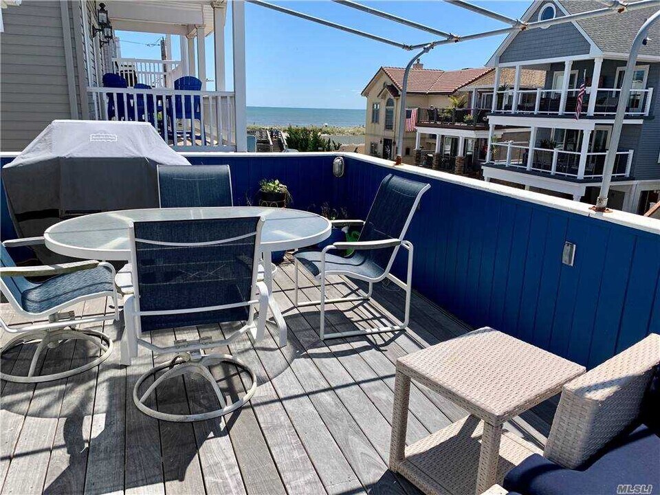 20 Illinois Ave-Unit -Upper in Long Beach, NY - Foto de edificio