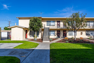 Anaheim Place in Anaheim, CA - Foto de edificio - Building Photo