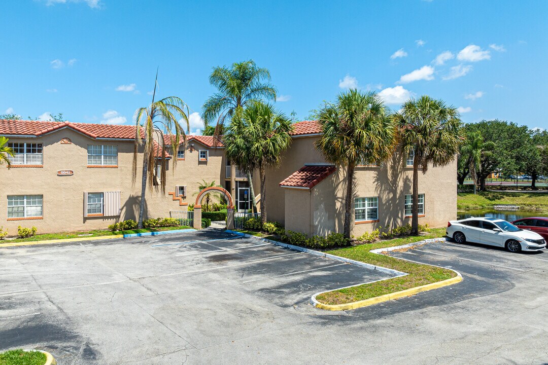 Windmill Lakes in Pembroke Pines, FL - Building Photo