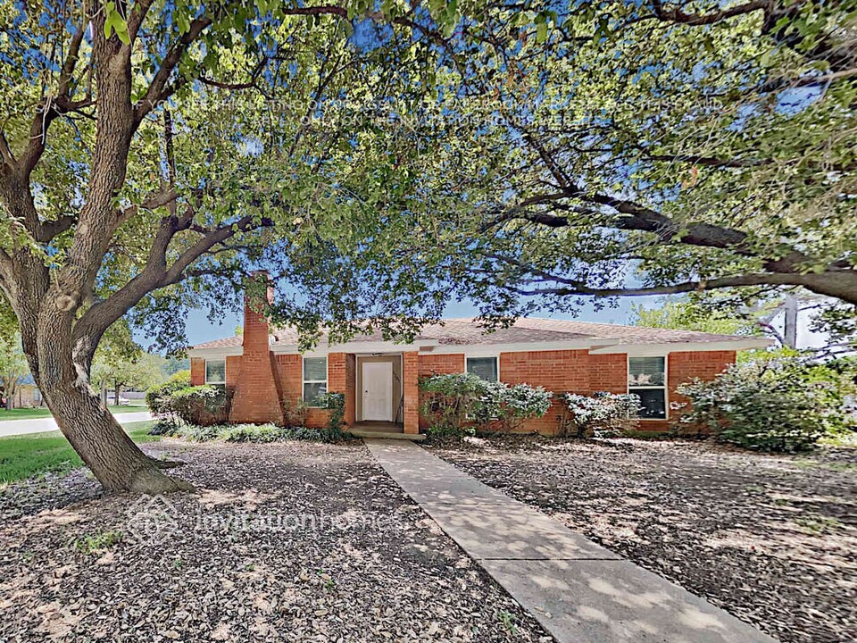 1201 Brookfield Ln in Mansfield, TX - Building Photo