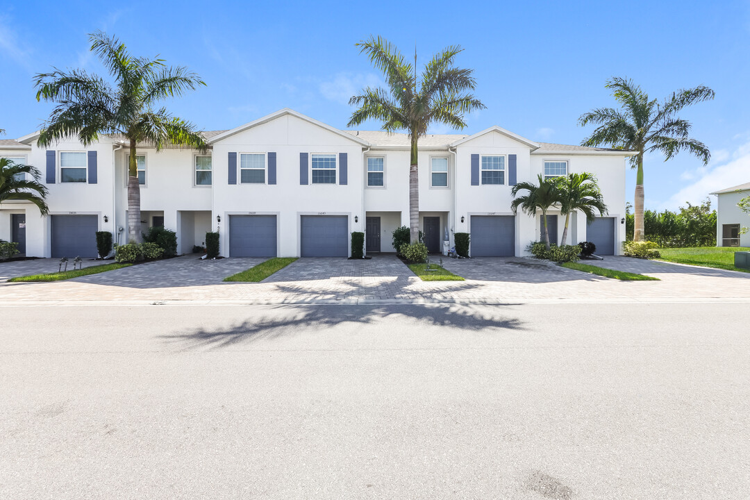 15043 Wildflower Cir in Naples, FL - Building Photo