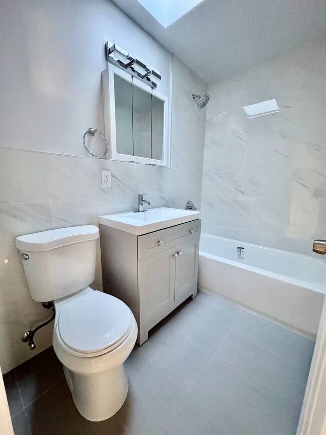 726 Soundview Ave in Bronx, NY - Building Photo - Building Photo