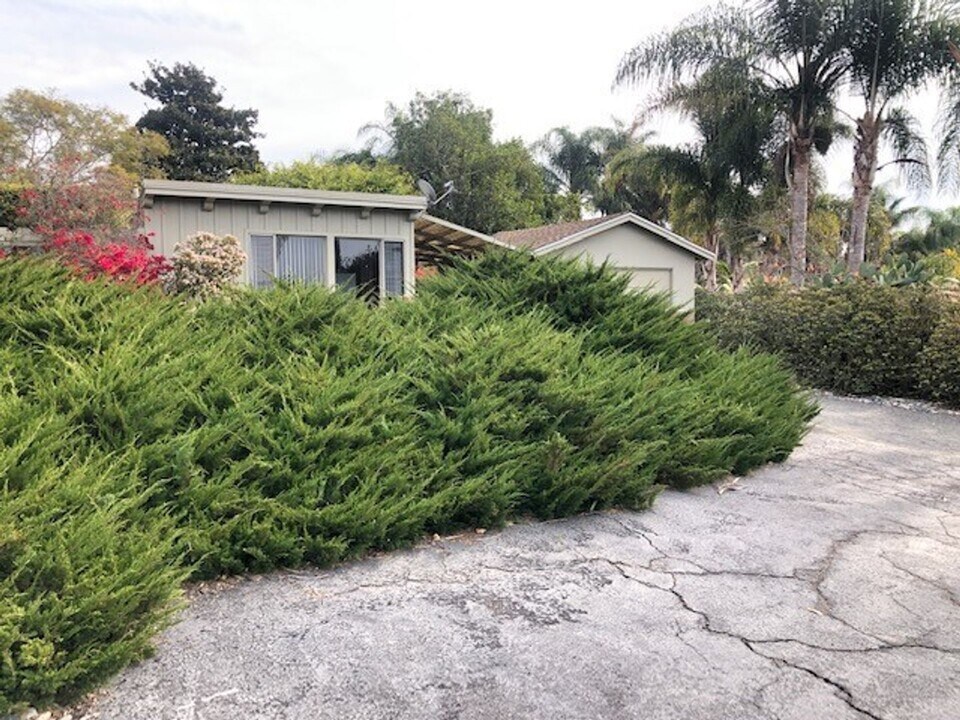 915 Brittany Ave in Encinitas, CA - Building Photo