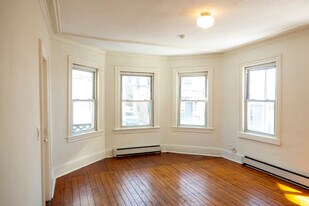 30 Royal St, Unit Apt 1 in Providence, RI - Building Photo