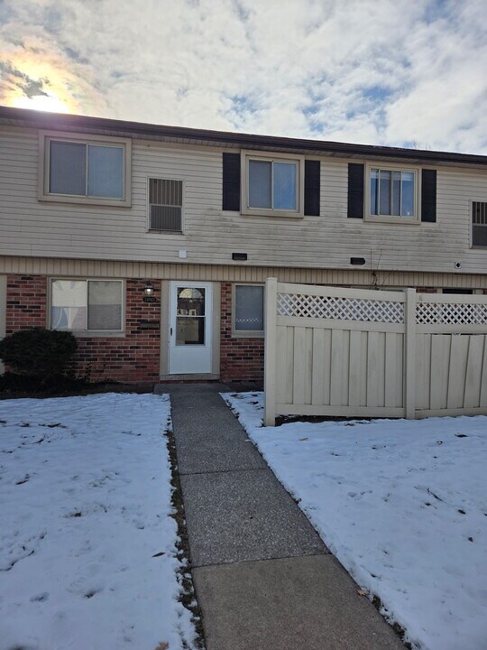 24943 Mayfair St in Flat Rock, MI - Building Photo