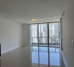 90 SW 3rd St, Unit 2403 in Miami, FL - Foto de edificio - Building Photo