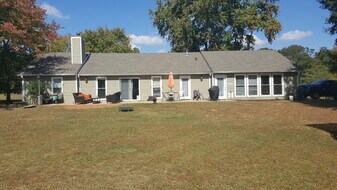 2875 Dishroom Road in Cumming, GA - Building Photo