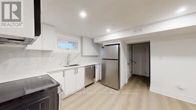 19 Hawthorne Rd in Toronto, ON - Building Photo - Building Photo