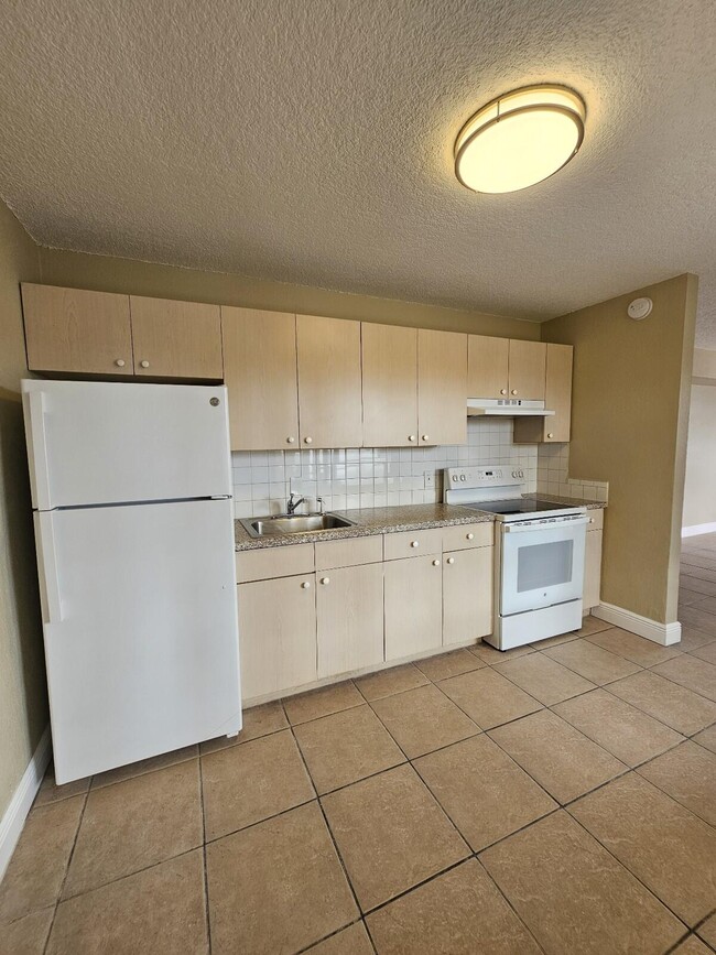 1200 W Blue Heron Blvd in West Palm Beach, FL - Building Photo - Building Photo
