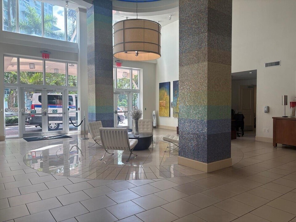 2000 N Bayshore Dr, Unit 406 in Miami, FL - Foto de edificio
