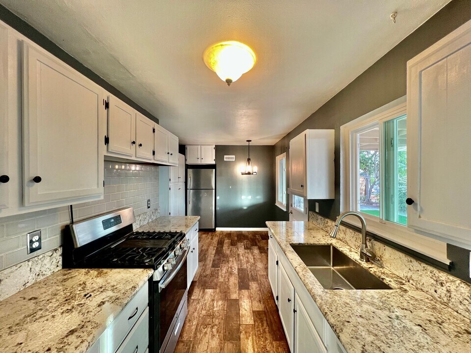 8051 San Carlos Dr in San Diego, CA - Building Photo