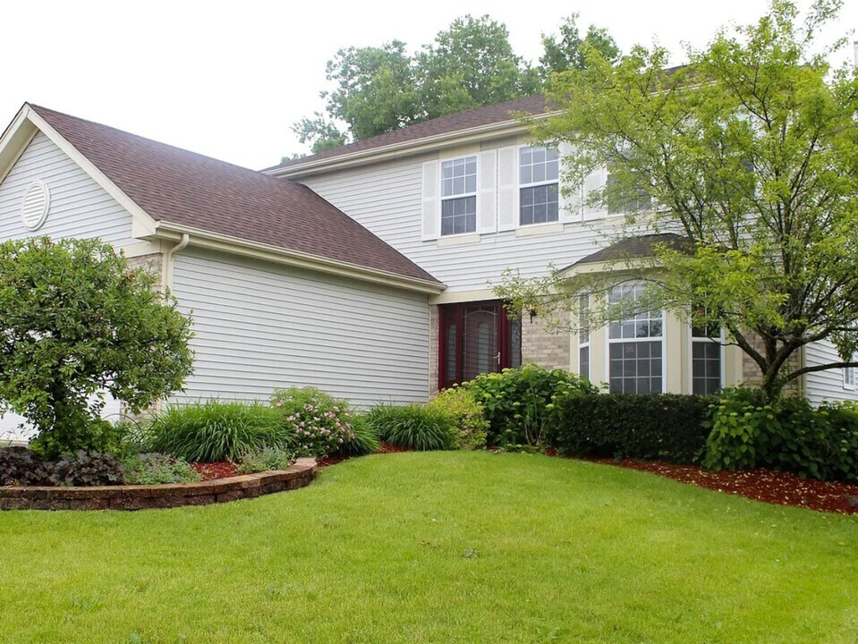 2412 Woodlake Ct in Naperville, IL - Building Photo