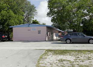 585-595 NE 139th St in North Miami, FL - Building Photo - Building Photo