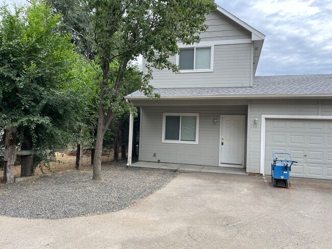 223 Hudson Ave in Nampa, ID - Foto de edificio - Building Photo