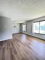 3839 Silver Lake Rd in Traverse City, MI - Building Photo