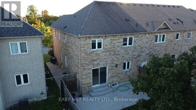 71 Beavervalley Dr in Brampton, ON - Building Photo - Building Photo