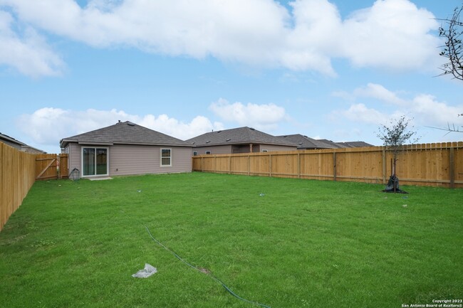 2123 Collins Aly in Converse, TX - Building Photo - Building Photo