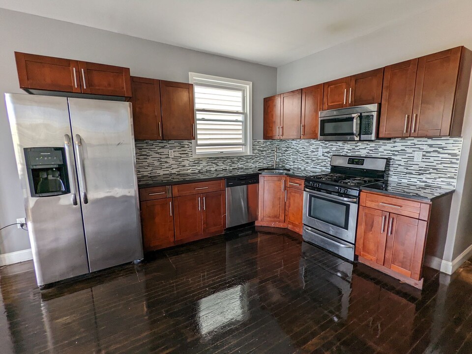 688 Central Ave in Albany, NY - Building Photo