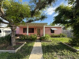 817 Elm Rd in West Palm Beach, FL - Building Photo