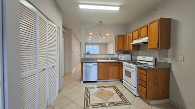 151 N Waters Edge Dr in Glendale Heights, IL - Building Photo - Building Photo