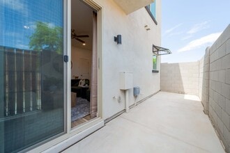 Villas on Van Buren in Tolleson, AZ - Foto de edificio - Building Photo