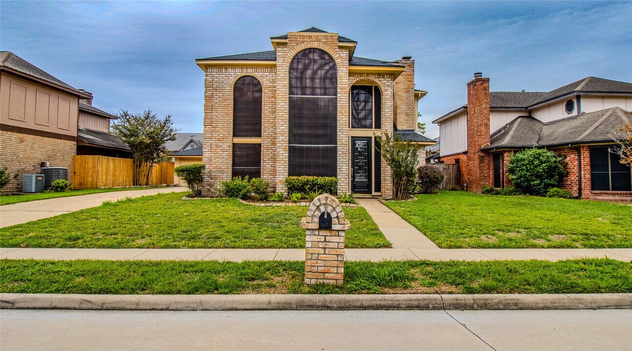 1914 Hickory Lawn Dr in Houston, TX - Building Photo