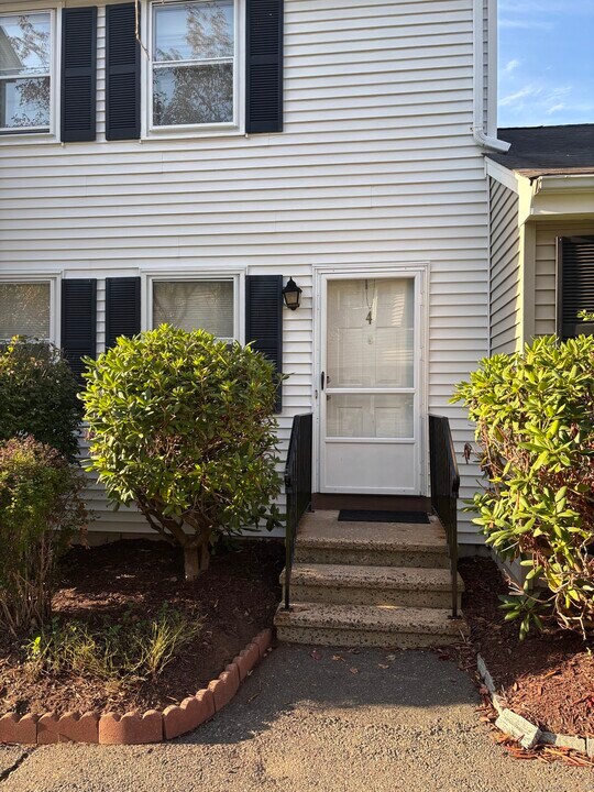 4 Persimmon Ln in Glastonbury, CT - Building Photo