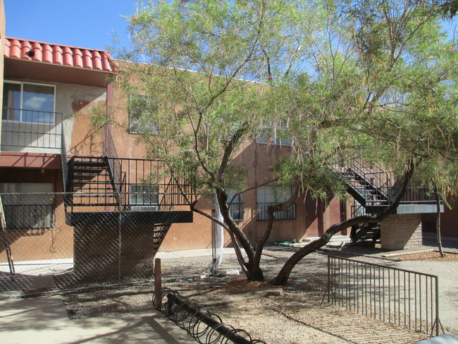 Zodiac Apartments in Albuquerque, NM - Foto de edificio - Building Photo