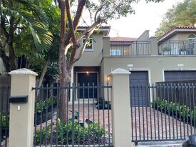 2840 Shipping Ave in Miami, FL - Building Photo