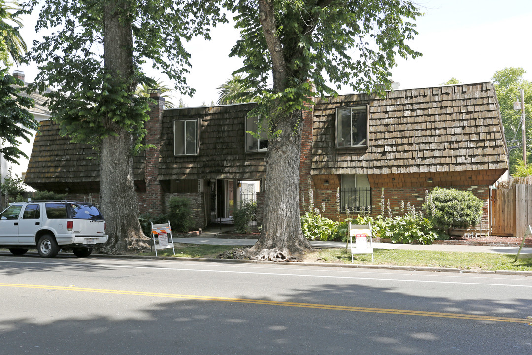 2805 H St in Sacramento, CA - Building Photo