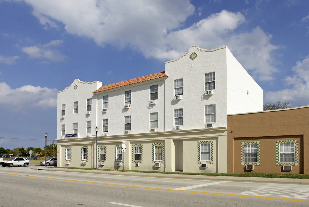 The Pershing Suites in West Palm Beach, FL - Building Photo