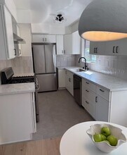 1011 Hilldale Ave, Unit 10 in West Hollywood, CA - Building Photo - Building Photo