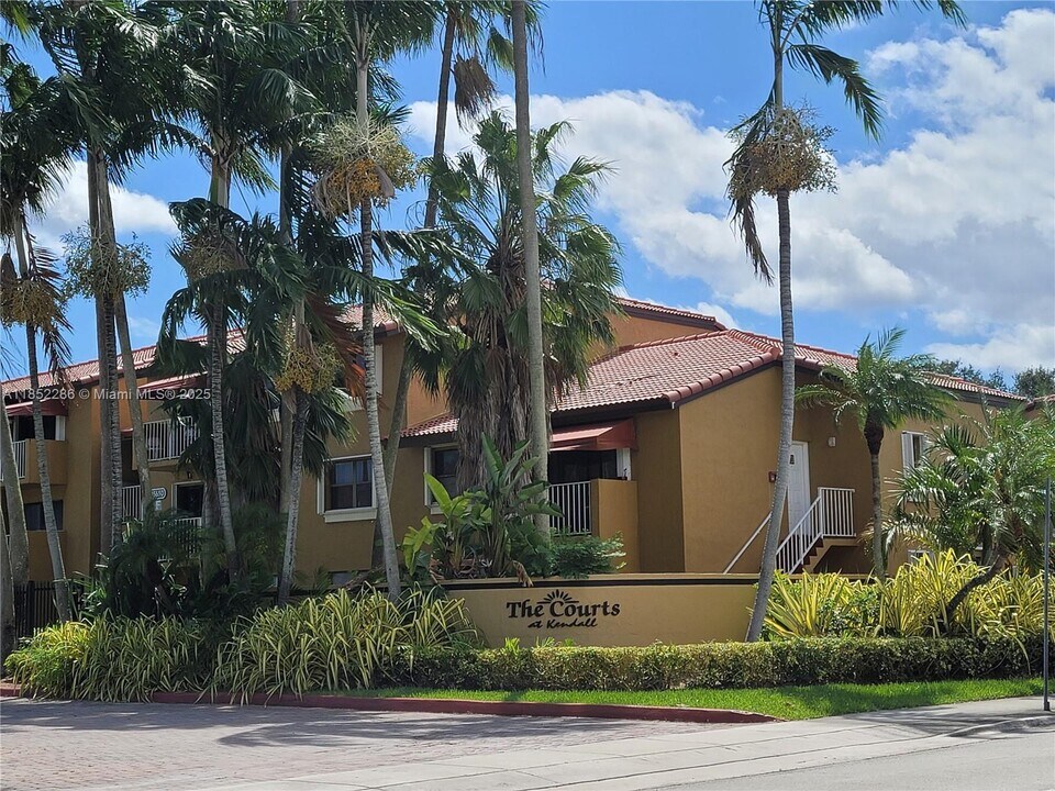15610 SW 80th St in Miami, FL - Building Photo