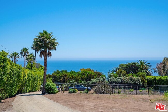 32614 Pacific Coast Hwy in Malibu, CA - Building Photo - Building Photo