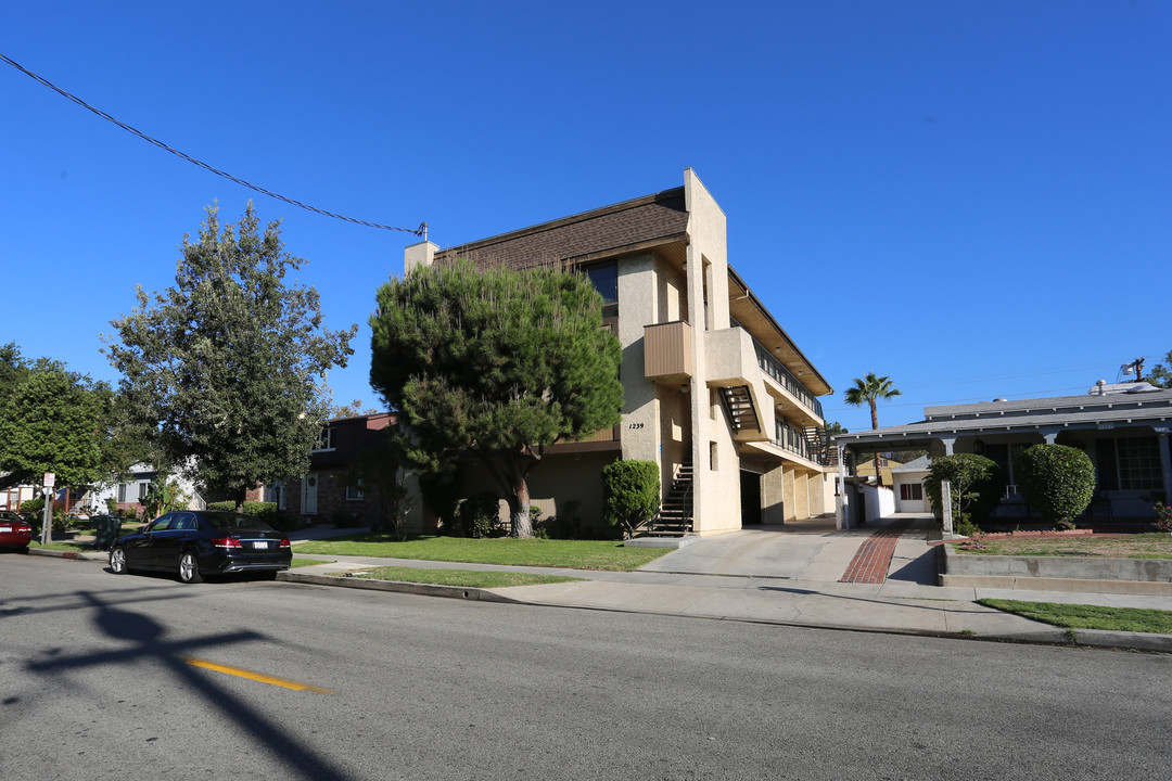 1239 E Lexington Dr in Glendale, CA - Building Photo