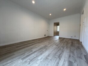 5670 San Vicente Blvd, Unit #2 in Los Angeles, CA - Building Photo - Building Photo