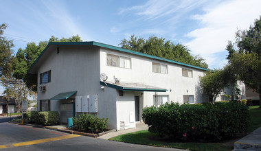 Golden Oaks in Riverside, CA - Foto de edificio - Building Photo