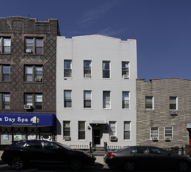 327 Manhattan Ave in Brooklyn, NY - Building Photo - Building Photo