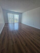 494 NW 165th St in Miami, FL - Building Photo