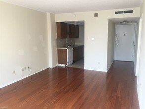 1800 Lavaca St-Unit -Apt 201 in Austin, TX - Building Photo - Building Photo