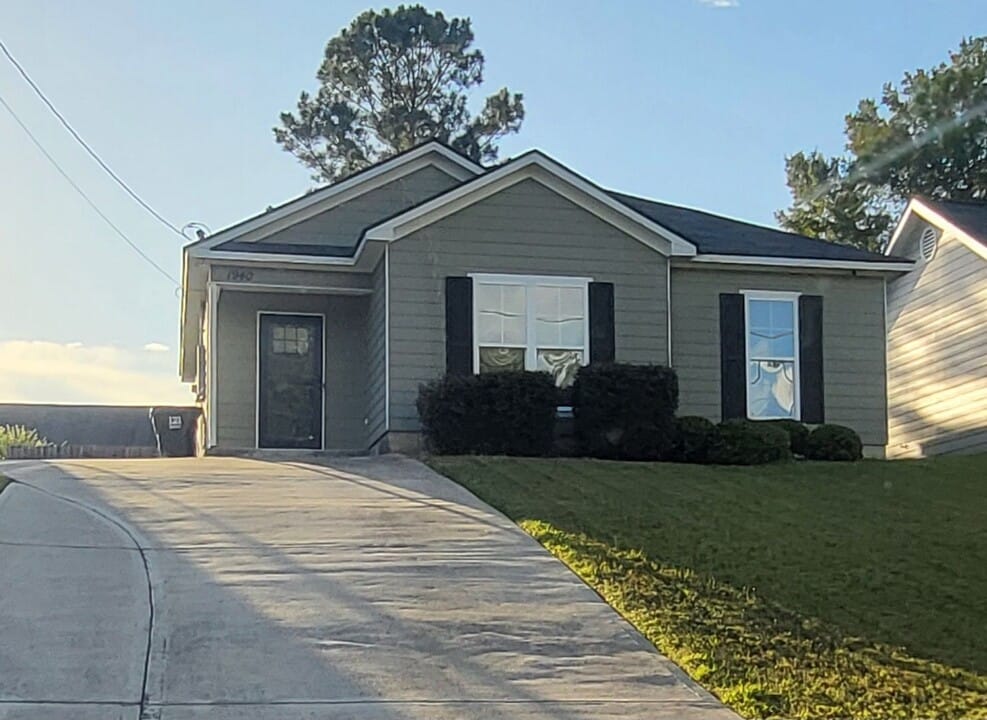 1940 Knowles Rd in Phenix City, AL - Building Photo