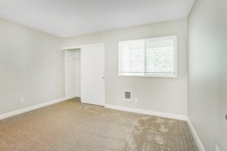 Oak Grove Terraces in Milwaukie, OR - Building Photo - Interior Photo