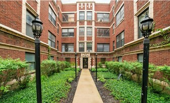 1058 W Granville Ave, Unit 27 in Chicago, IL - Building Photo