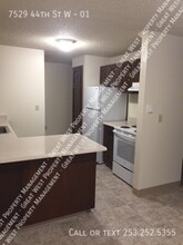 7529 44th St W-Unit -01 in University Place, WA - Foto de edificio - Building Photo