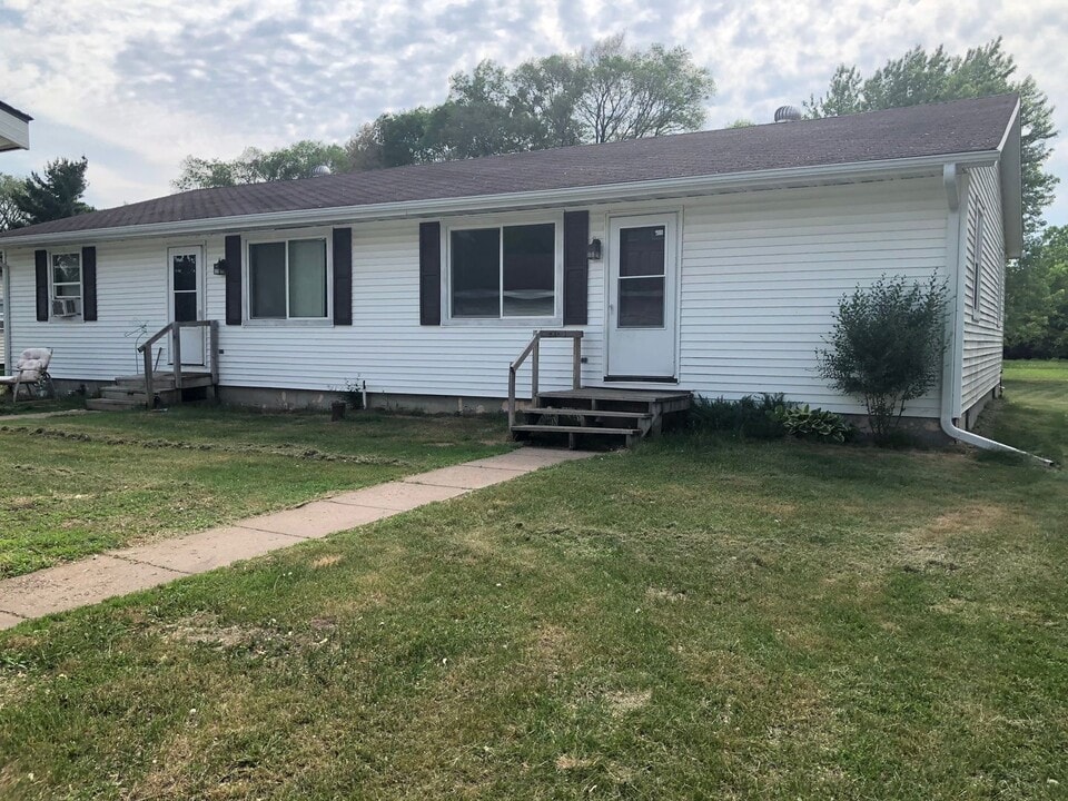 1882 118th St in Lake Hallie, WI - Building Photo